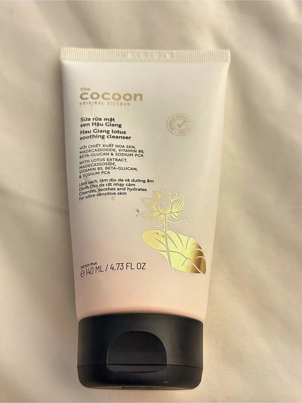 the cocoon Lotus Sooting Cleanser Facial Cleanser 140 ml